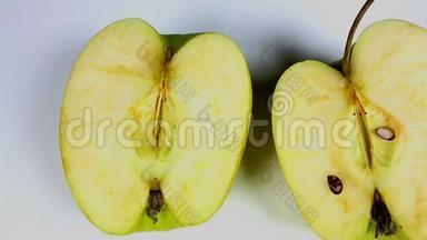 在灰色背景下腐烂发霉的水果，梨和苹果